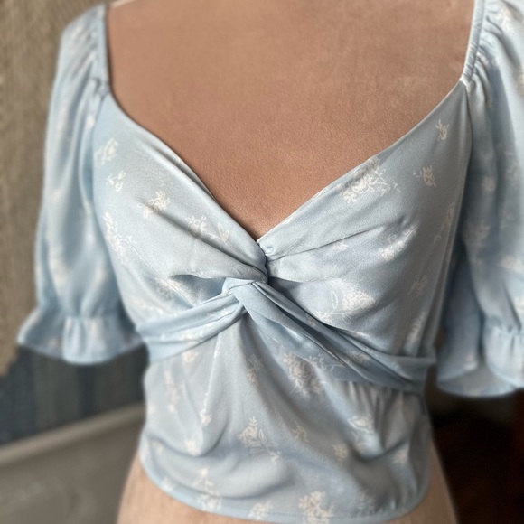 Pacsun 100% Recycled Poly Blue Floral Twist Front Puff Sleeve Crop Top - Picture 4 of 10